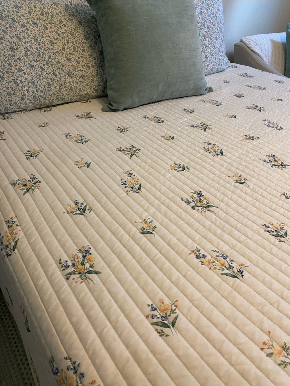 Classic Cream Floral Quilted Bedspread - Cream/Blue/Yellow - Reversable - Picture 2 of 3